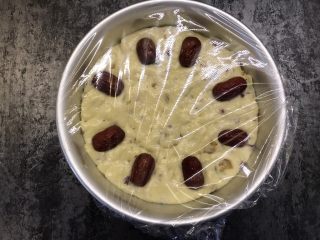 14、牛奶玉米面发糕,盖上保鲜膜