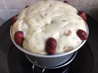 16、牛奶玉米面发糕,锅中放入适量清水,上锅蒸半小时左右,关火后焖五分钟开盖