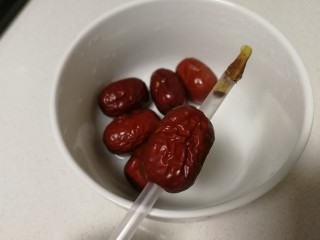 6、红枣南瓜粥,吸管去核。