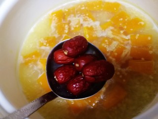 12、红枣南瓜粥,放入红枣。