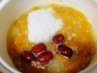 13、红枣南瓜粥,放入冷米饭。