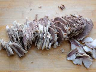 2、原香羊肉烩白菜 营养滋补美味家常菜 冬天御寒进补的首选,将羊肉切片，切太薄的话在炒的过程中容易翻烂，稍微厚点吃起来更带劲更豪爽。有些脂肪的部分可以单独切出来备用。