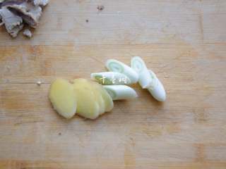 3、原香羊肉烩白菜 营养滋补美味家常菜 冬天御寒进补的首选,葱切斜片，姜切大片备用。