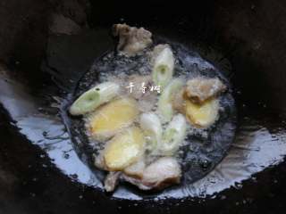 5、原香羊肉烩白菜 营养滋补美味家常菜 冬天御寒进补的首选,羊油炒香后，倒入葱段和姜片爆香。