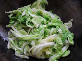 7、原香羊肉烩白菜 营养滋补美味家常菜 冬天御寒进补的首选,白菜叶子炒到变软即可倒出来，可以倒到大漏勺上，把炒的过程中白菜析出的水分给控一下。