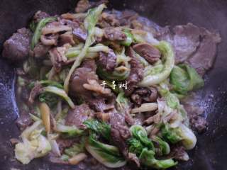 10、原香羊肉烩白菜 营养滋补美味家常菜 冬天御寒进补的首选,大火把白菜带进来的水稍微收一收，就可以出锅了。