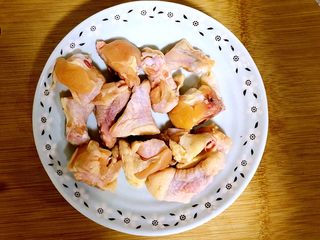 5、猴头菇煲鸡汤,鸡腿肉斩小块。