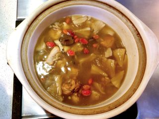 11、猴头菇煲鸡汤,继续煮5分钟后关火。