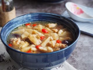 12、猴头菇煲鸡汤,盛出装盘。