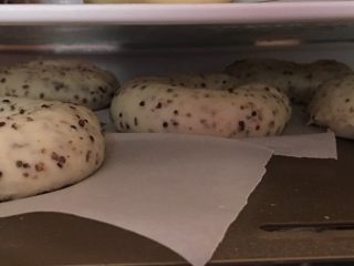 8、藜麦贝果,放在烘焙纸上，冰箱冷藏20分钟。