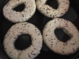 9、藜麦贝果,锅中放1000克水，倒入50克糖及麦芽糖煮沸后关小火，放入贝果双面各煮一分钟。