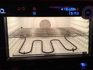 11、藜麦贝果,烤箱预热，上火230度，下火200度。