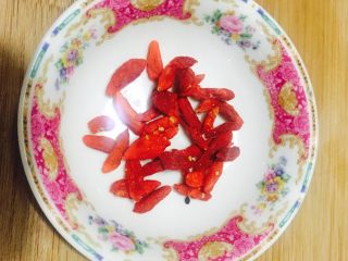 4、桂花红枣核桃羹#冬喝暖饮夏喝冰#,将枸杞清洗干净备用