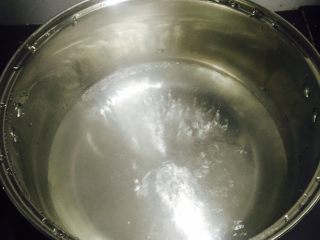 5、桂花红枣核桃羹#冬喝暖饮夏喝冰#,汤锅里加适量的水烧开