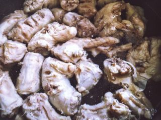 9、媲美周黑鸭的 香辣卤鸡脖,换一锅水 鸡脖重新放入锅中