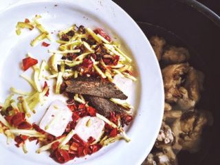 10、媲美周黑鸭的 香辣卤鸡脖,放入所有配料