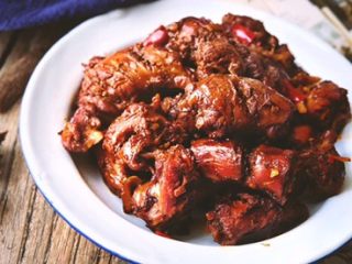 14、媲美周黑鸭的 香辣卤鸡脖,成品色泽红亮诱人 肉质酥软 麻辣过瘾 下饭酌酒都不错