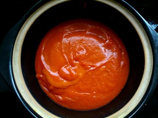 9、山楂果酱,把所有山楂全部打成泥，放入砂锅（不粘锅都可以，不能用铁锅）