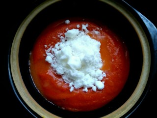 10、山楂果酱,放入300克白糖