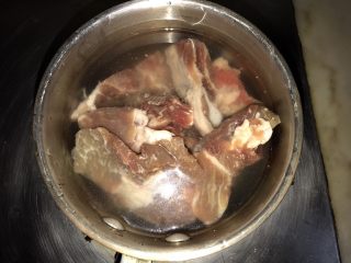 1、花生板栗猪骨汤,猪骨冷水下锅焯水