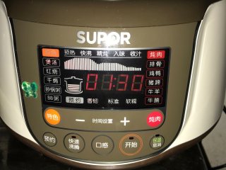 12、花生板栗猪骨汤,盖盖，按下快速沸腾键，十分钟后自动熄灭。煲1.5小时即可。