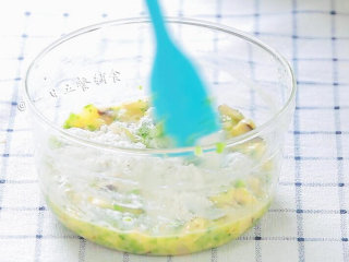 6、龙利鱼蔬菜饼 宝宝辅食，西兰花，香菇，鲜百合,再加入15克面粉搅拌均匀。