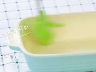 7、龙利鱼蔬菜饼 宝宝辅食，西兰花，香菇，鲜百合, 准备蒸了。蒸碗里刷一层油。