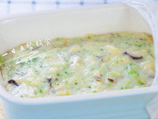 9、龙利鱼蔬菜饼 宝宝辅食，西兰花，香菇，鲜百合,稍微凉下，倒扣切块。