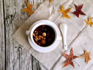 5、桂圆莲子羹,再炖1小时，出锅