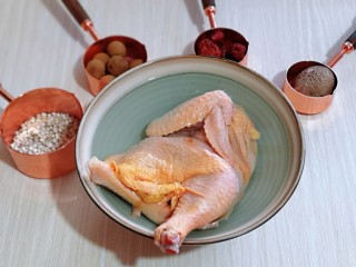 1、补气血薏米红枣鸡汤,准备食材，将老母鸡用温水洗干净，再用冷水泡30分钟。（薏米洗干净提前冷水泡20分钟）