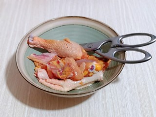 2、补气血薏米红枣鸡汤,冷水泡过的鸡用食品剪刀剪小块！