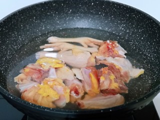 3、补气血薏米红枣鸡汤,冷水入锅，焯水，大火烧开，煮3分钟捞出，用冷水反复冲洗，将鸡块上的杂质冲洗干净！