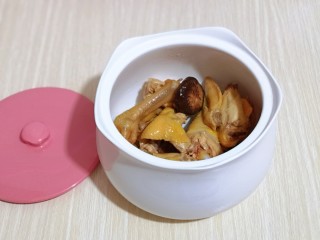 4、补气血薏米红枣鸡汤,焯过水的几块放入炖盅，香菇洗干净与鸡块一起加入！