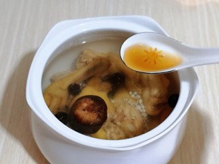 6、补气血薏米红枣鸡汤,加入料酒去腥！多锅中一次性加足够的纯净水。