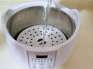 7、补气血薏米红枣鸡汤,准备炖锅，首先蒸架放入锅中，再加入纯净水，至水位线！