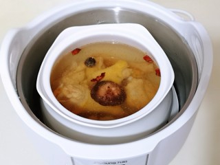 8、补气血薏米红枣鸡汤,将炖盅放入锅中！