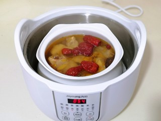 11、补气血薏米红枣鸡汤,1小时候后打开炖盅盖子，加入红枣，桂圆！（桂圆去掉外皮）坐等汤出锅即可！