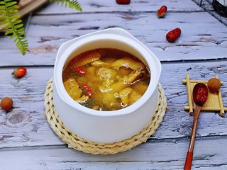 12、补气血薏米红枣鸡汤,出锅前15分钟加入盐调味！