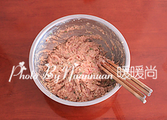4、白菜丸子粉丝煲,放生抽15g、盐5g、淀粉20g、葱姜水1大勺（15g左右），用筷子顺着一个方向搅拌至肉馅上劲儿。