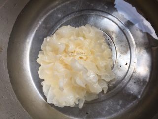 5、秋季润肺养颜，来一碗红枣银耳羹,银耳提前泡发（如果用的是生的银耳就无须泡发）
