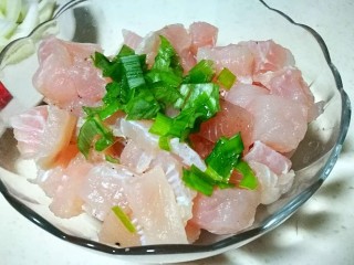 2、多彩龙利鱼丁,放入小碗中 加入葱花