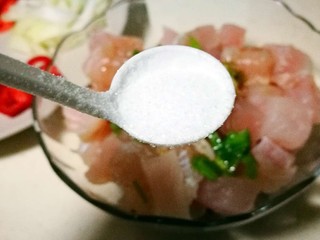 4、多彩龙利鱼丁,加入少许盐