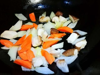 7、多彩龙利鱼丁,先炒制香菇洋葱胡萝卜丁