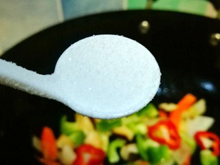 9、多彩龙利鱼丁,加入适量盐