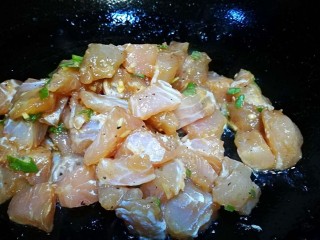 12、多彩龙利鱼丁,倒入龙利鱼丁