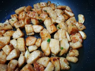 13、多彩龙利鱼丁,鱼丁表面煎黄 倒入配菜丁翻炒均匀出锅