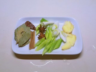 2、电饭煲焖鸡,香辛料准备好
