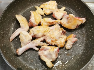 4、电饭煲焖鸡,煎至微微焦黄