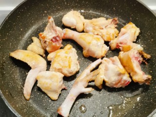 5、电饭煲焖鸡,翻另一面  煎制微微焦黄 关火