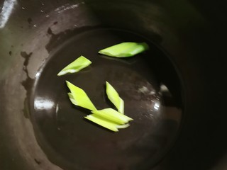 6、电饭煲焖鸡,取出电饭煲内胆  几片葱片铺底